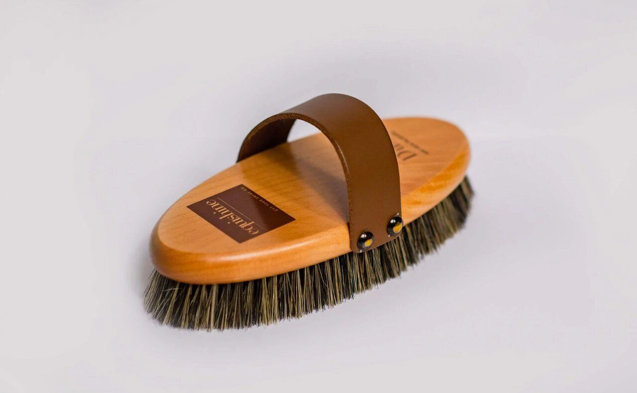 EquiShine Pro Dust Grooming Brush 4 EquiShine Pro Dust Grooming Brush - Image 2